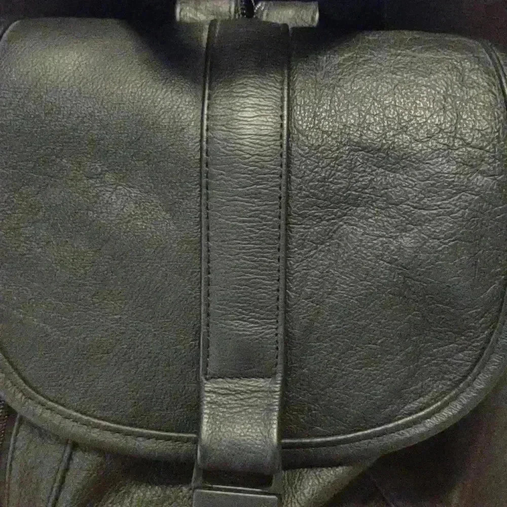 Black leather backpack 2 zippered pockets outside 1 inside 100%‎ leather medium